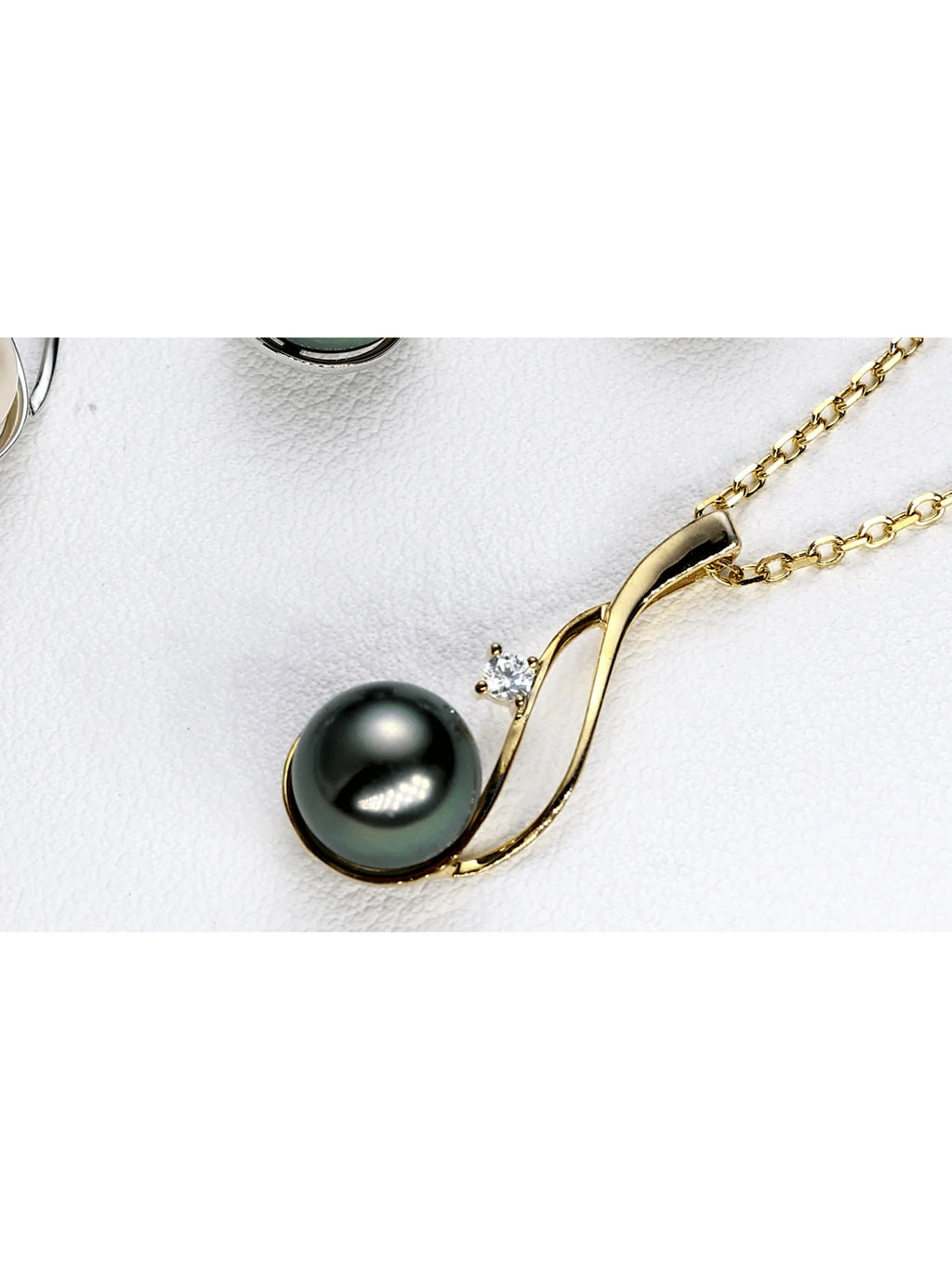 Genuine Tahitian Black Pearl Pendant Necklace in 18k Yellow Gold Plated 925 Sterling Silver A75667